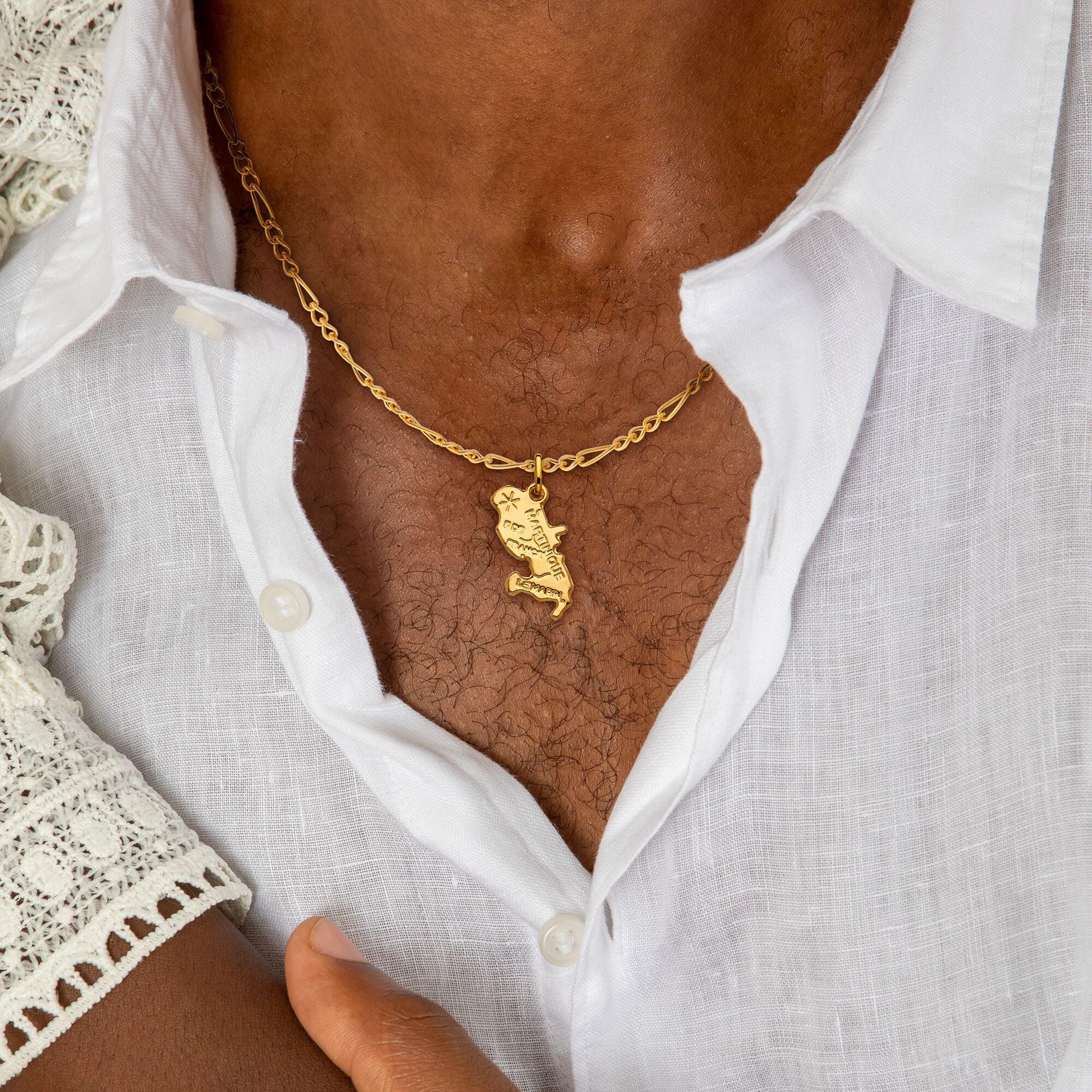 Pendentif Or 375 Carte Martinique 10*20mm Avec Bélière